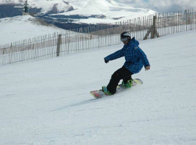 Snowboard en la pista nevada.jpg